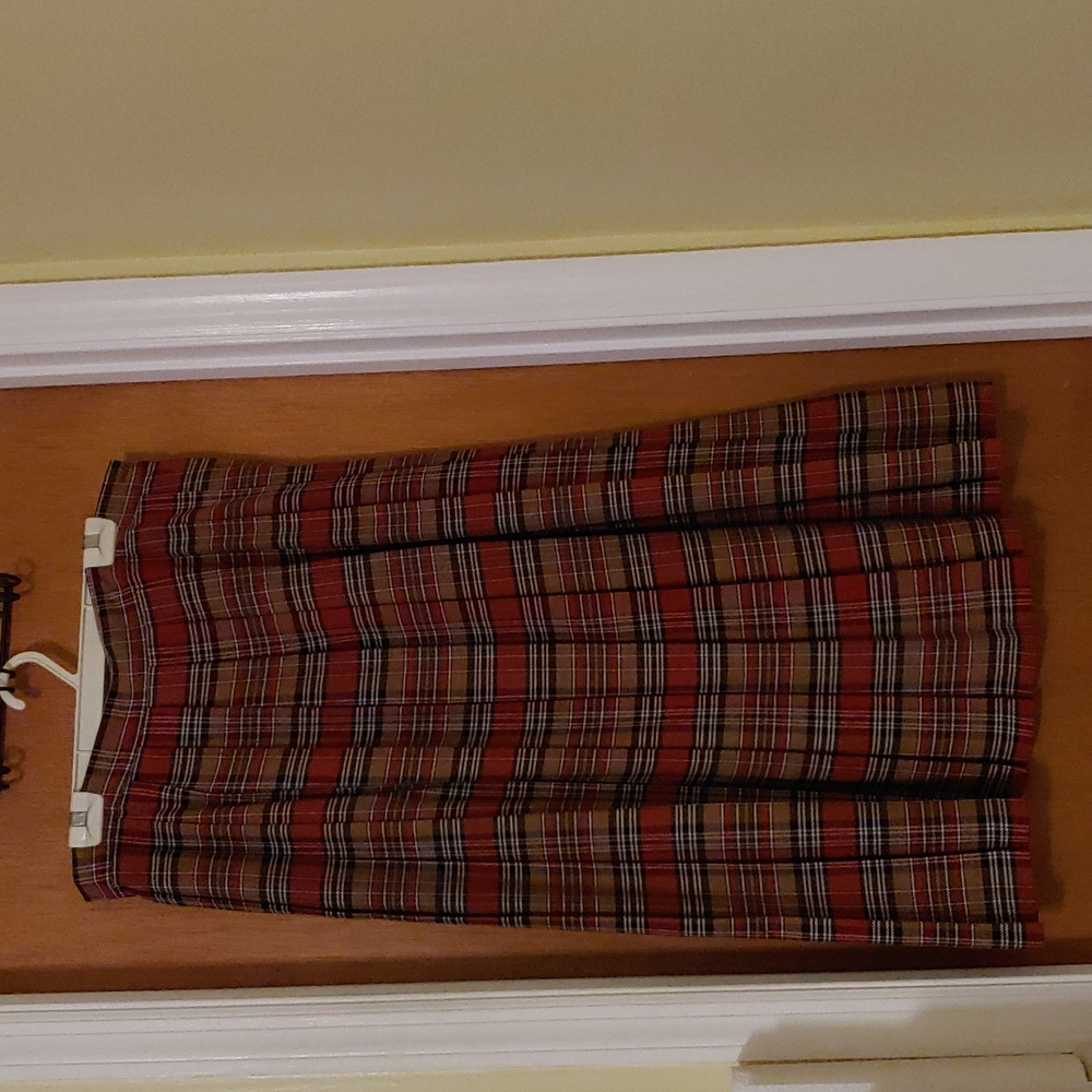 Vintage Women's skirt, boxed pleats, side closure with buttons, size 18T